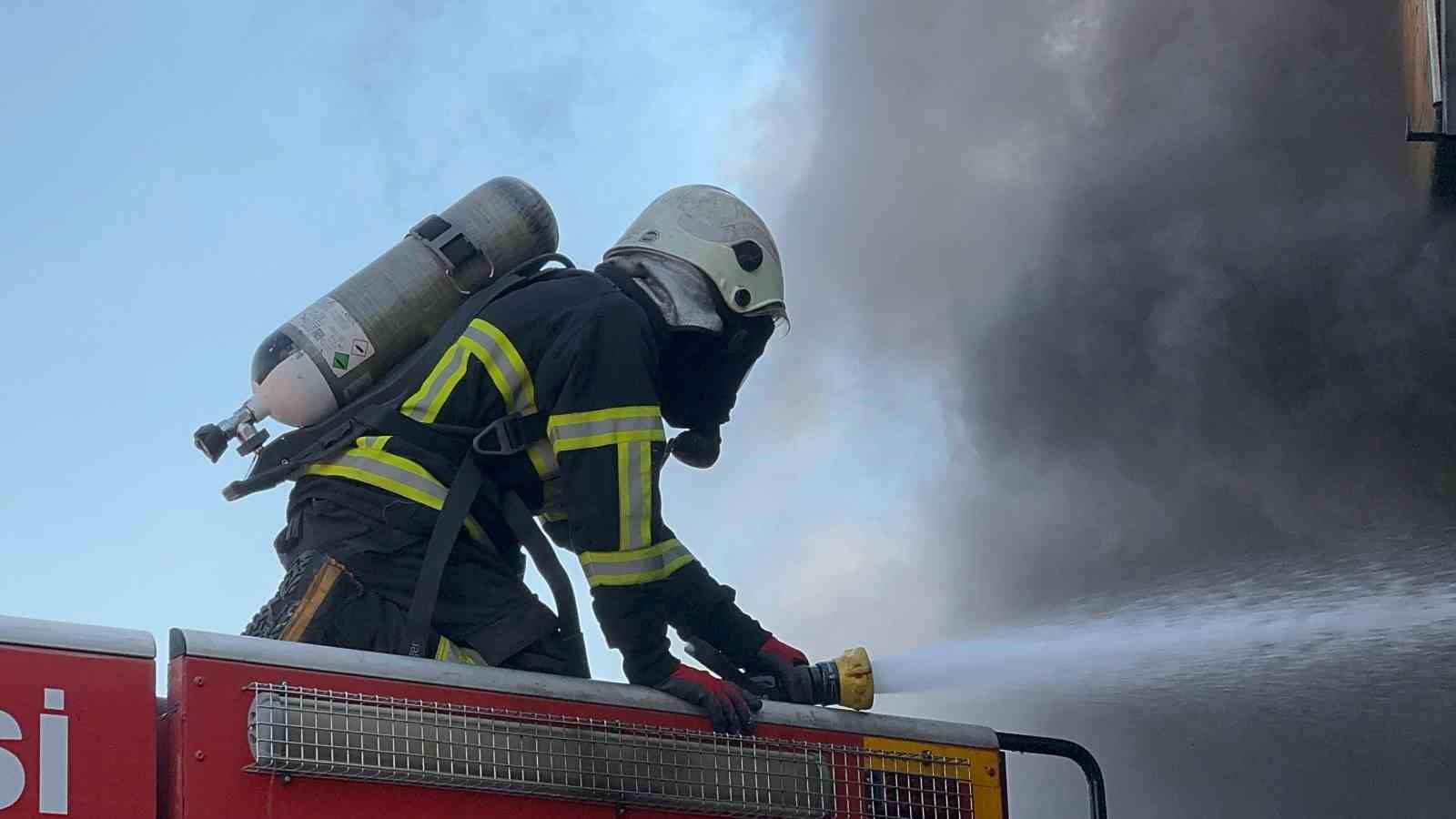 Diyarbakır’da 3. Sanayi Sitesi’nde çıkan yangına müdahale çalışmaları devam ediyor
