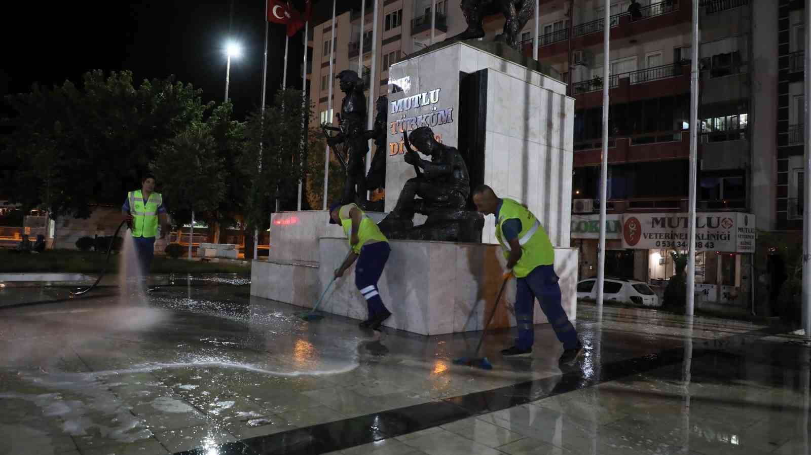 Büyükşehir İncirliova’da temizlik çalışması gerçekleştirdi
