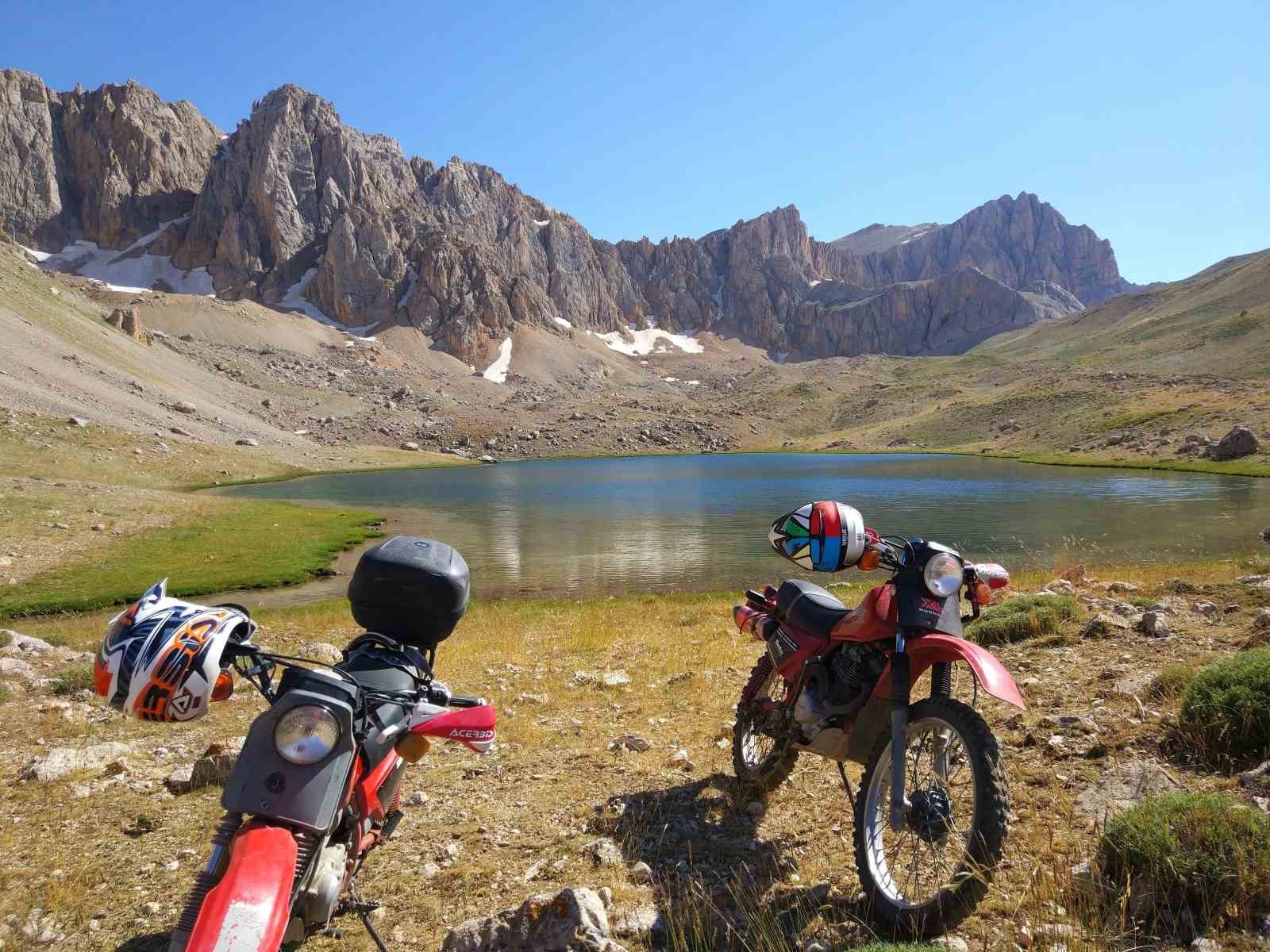 Munzur Dağlarını kros motorlarıyla aştılar, saklı cennet misali Yeşil Göle ulaştılar
