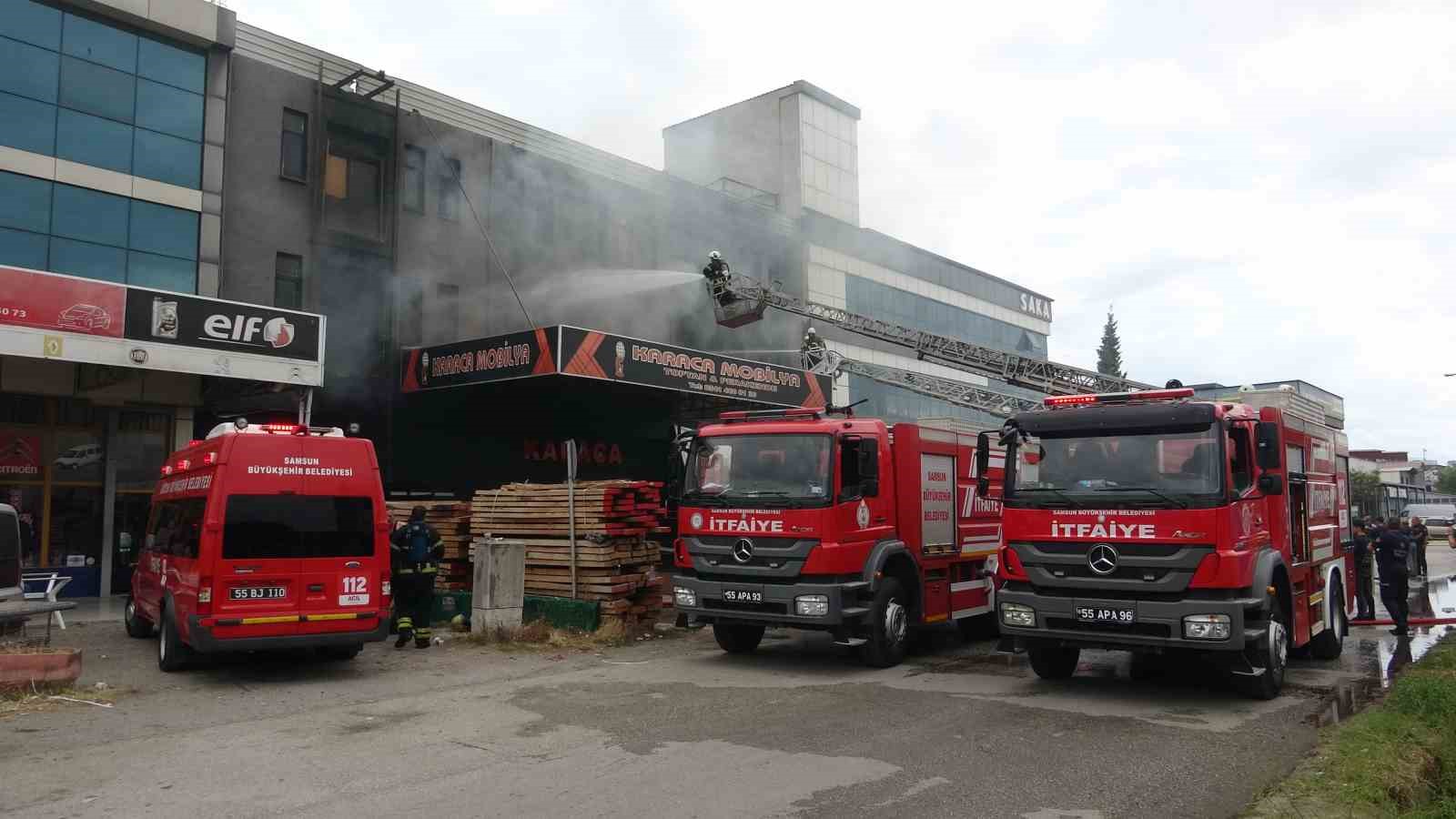 Mobilya imalathanesinde korkutan yangın
