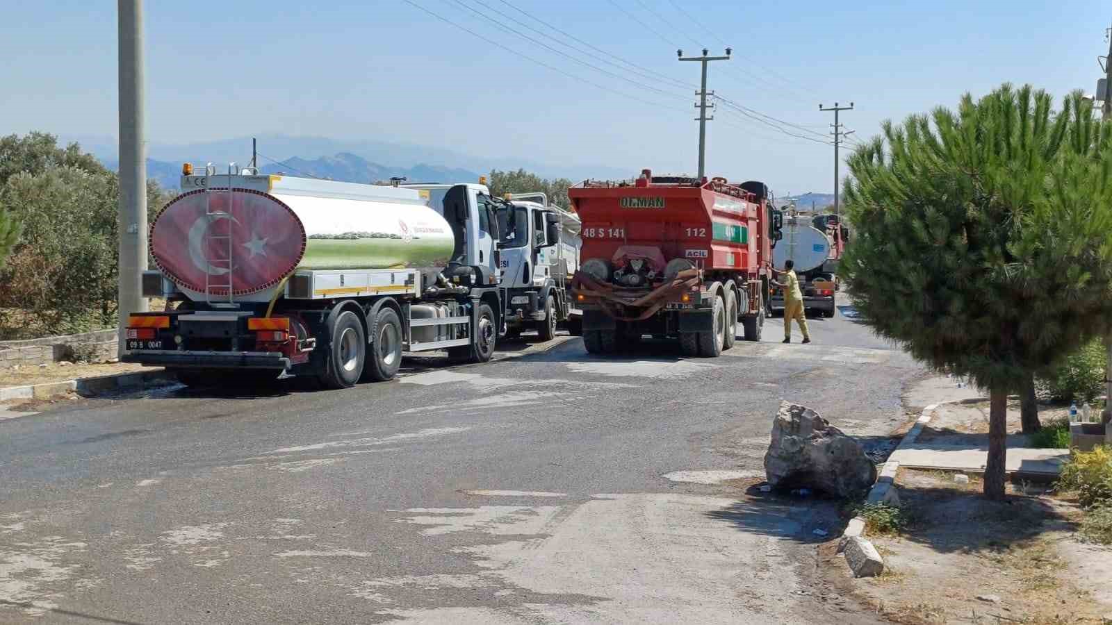 Tam mesai yapan itfaiye ve orman araçlarına tankerlerle su takviyesi yapılıyor
