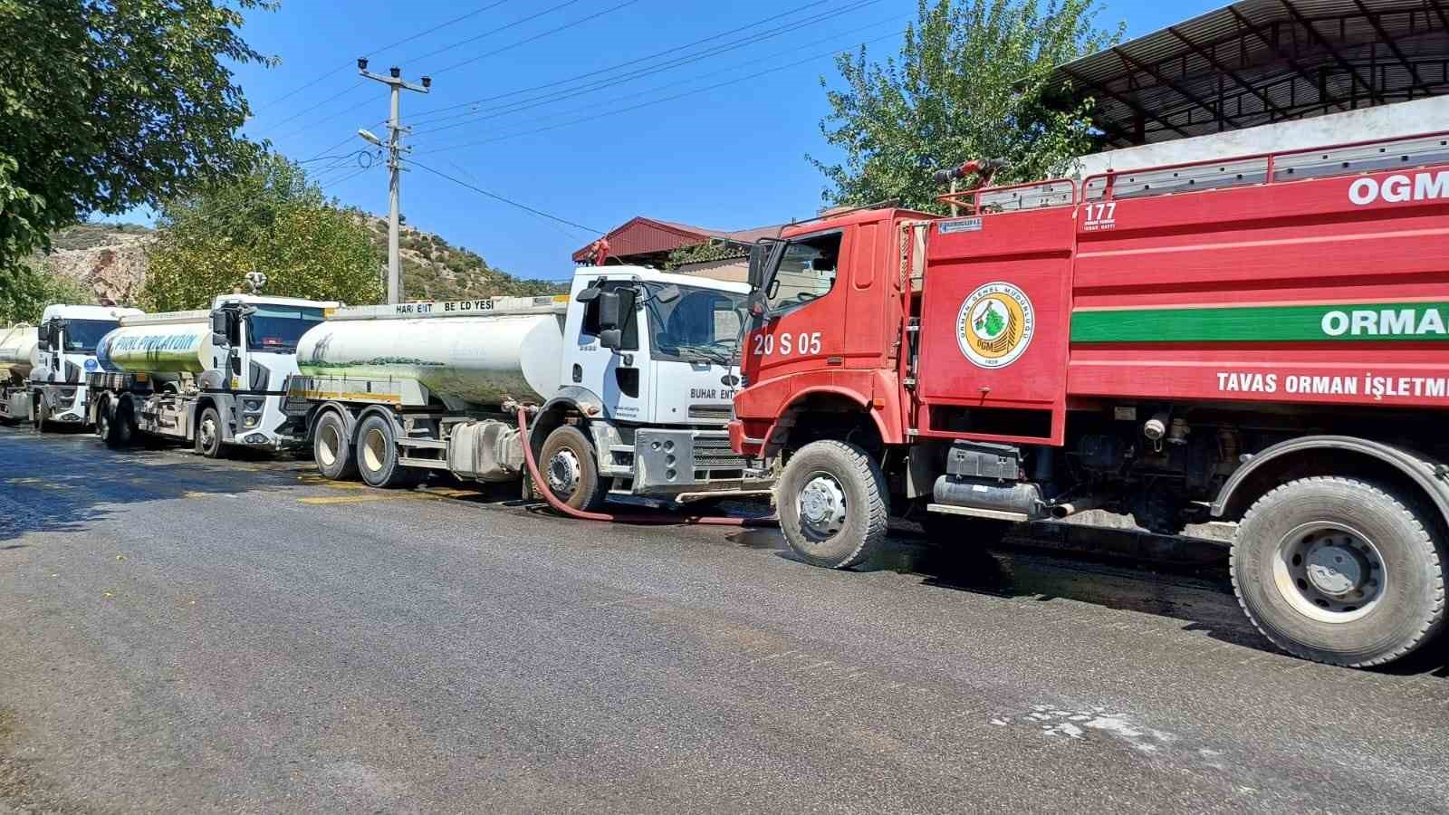 Tam mesai yapan itfaiye ve orman araçlarına tankerlerle su takviyesi yapılıyor
