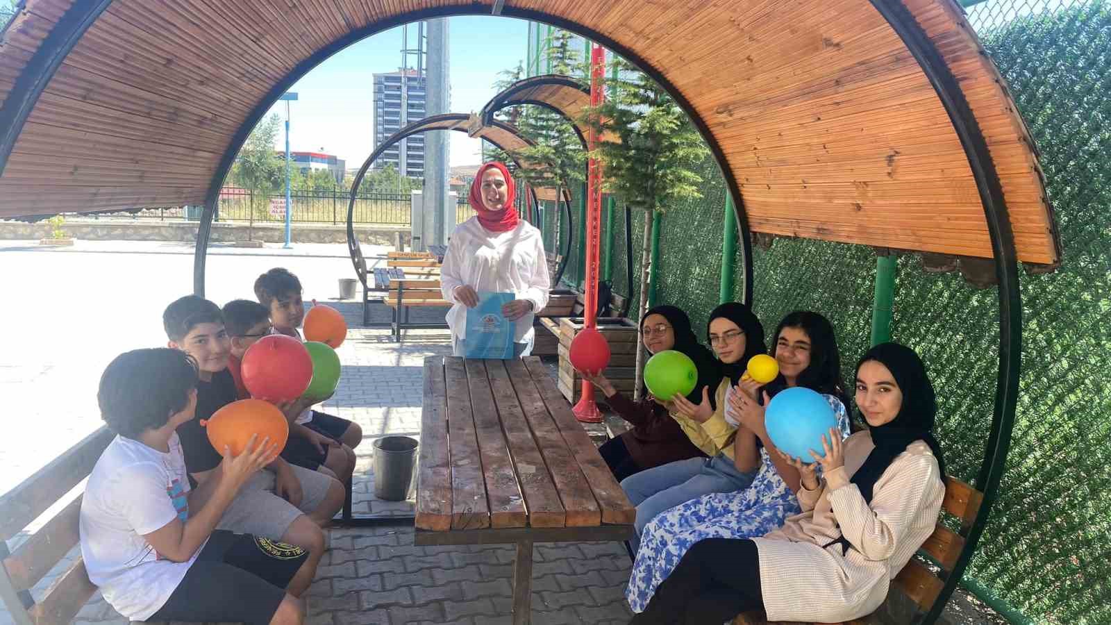 Elazığ’da çocuklar yaz okullarıyla  hem eğleniyor hem öğreniyor
