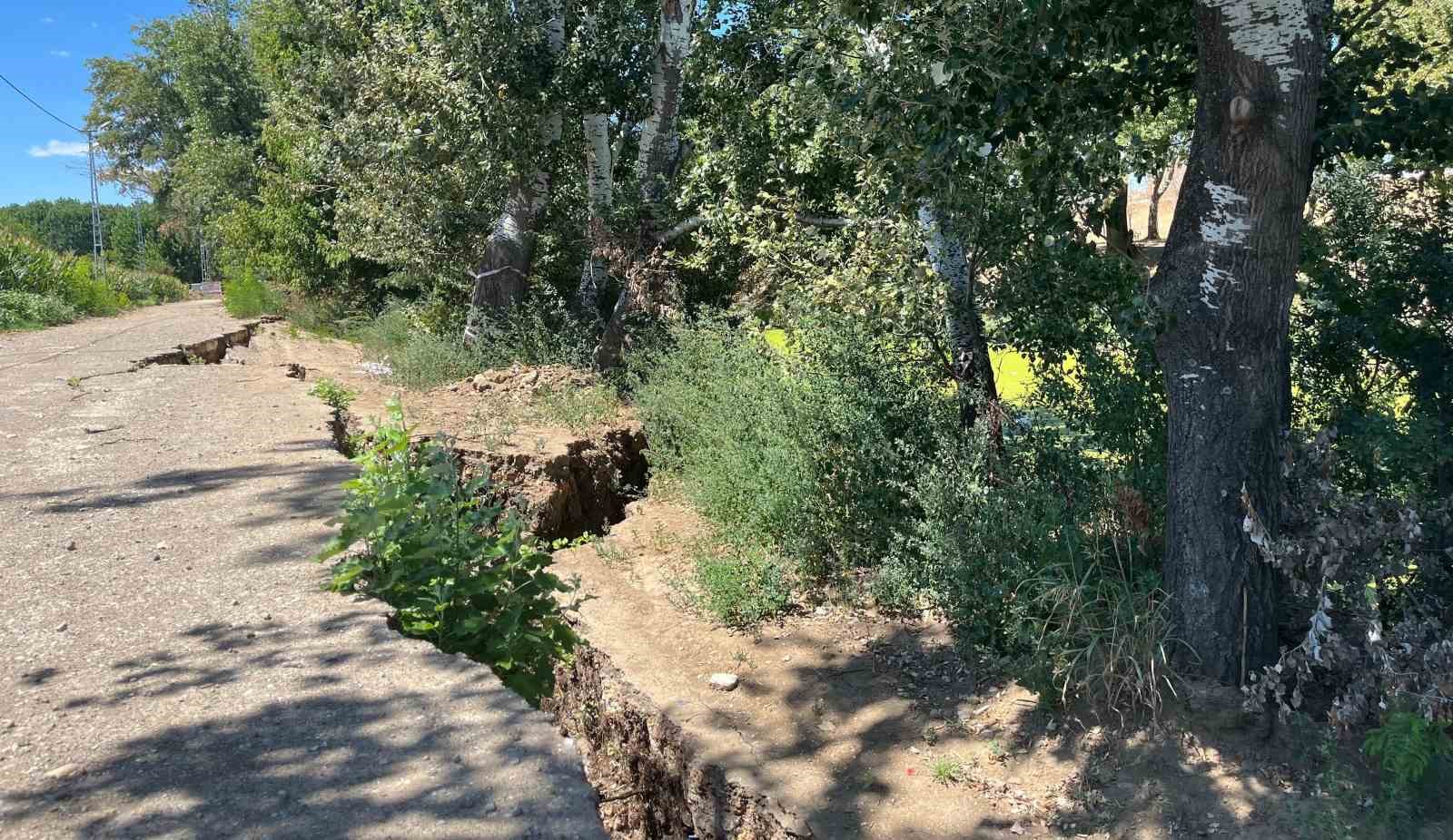 Tunca Nehri’nde kuraklık alarmı: Yolda çökmeler oluştu
