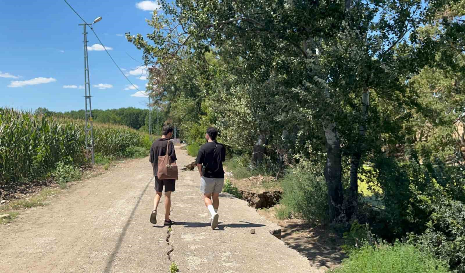 Tunca Nehri’nde kuraklık alarmı: Yolda çökmeler oluştu
