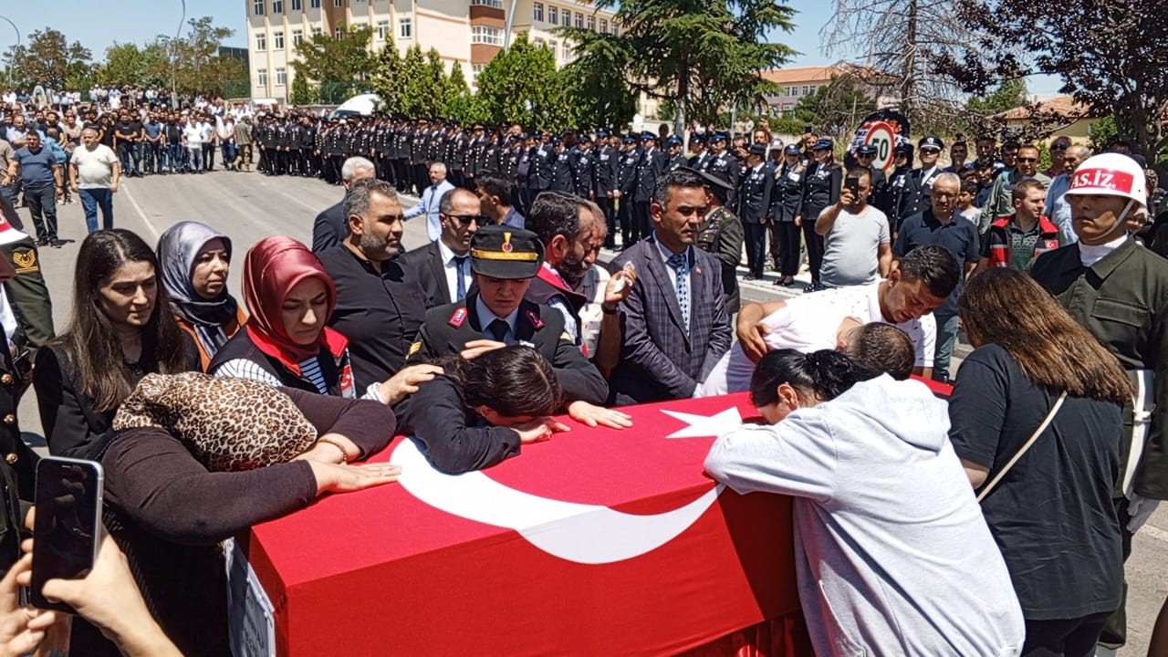 Pençe kilit şehidi son yolculuğuna uğurlanıyor
