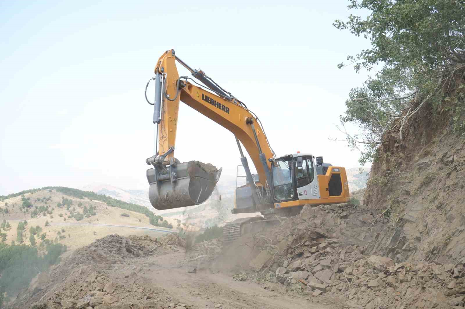 Muş’ta köy yollarında çığ tehlikesine karşı çalışmalar sürüyor
