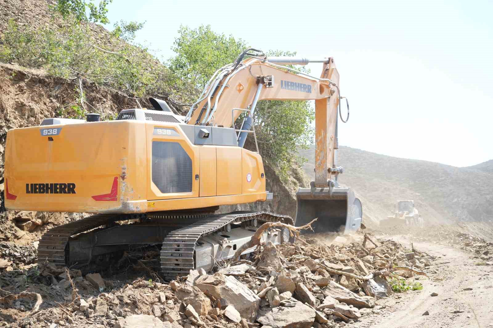 Muş’ta köy yollarında çığ tehlikesine karşı çalışmalar sürüyor
