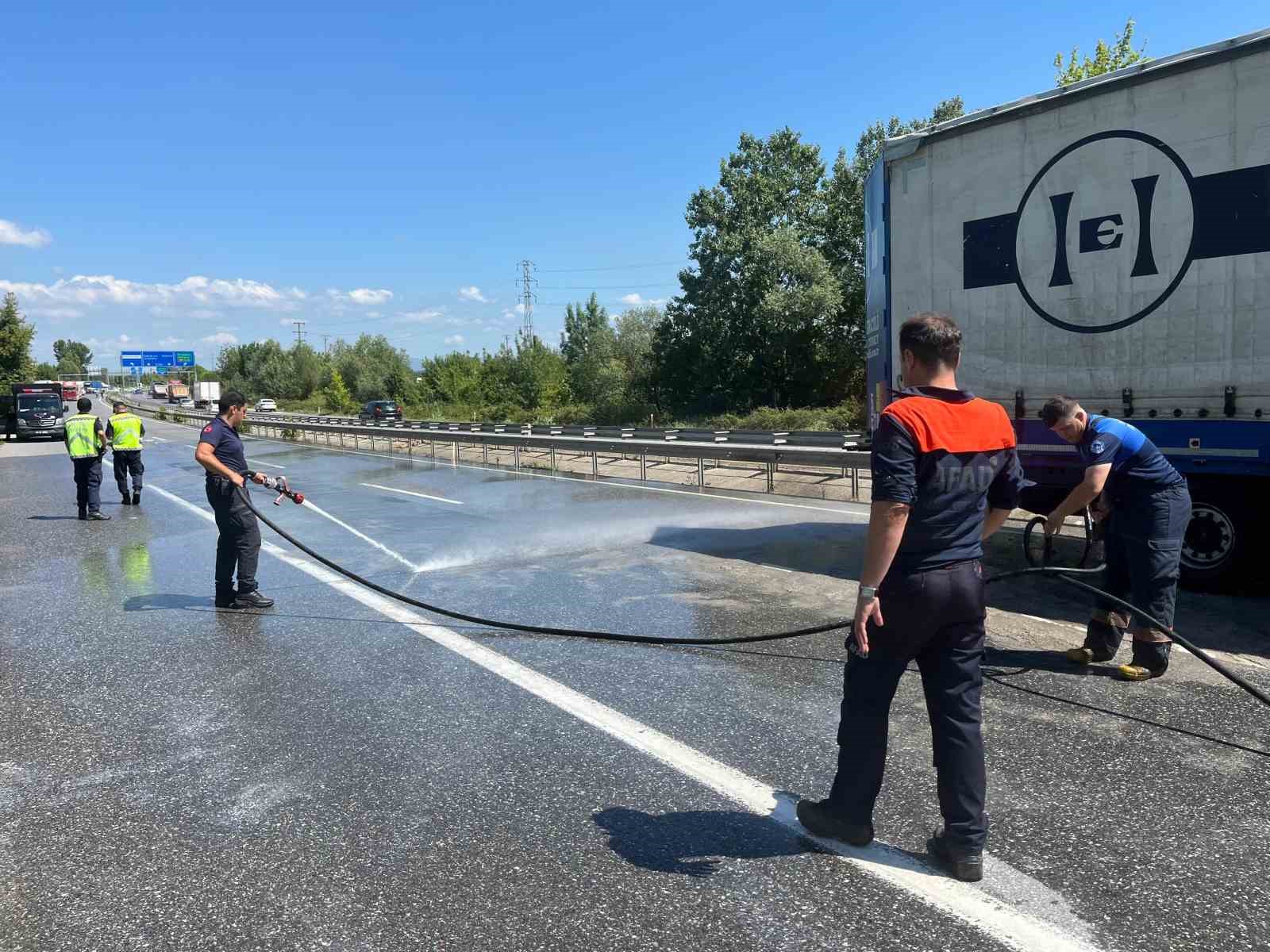 D-140’a dökülen asit paniğe yol açtı: Yol trafiğe kapatıldı, bölgeye AFAD ekipleri sevk edildi
