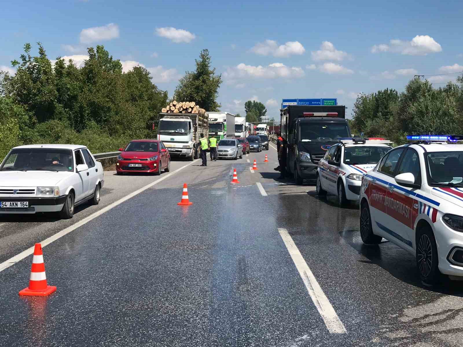 D-140’a dökülen asit paniğe yol açtı: Yol trafiğe kapatıldı, bölgeye AFAD ekipleri sevk edildi
