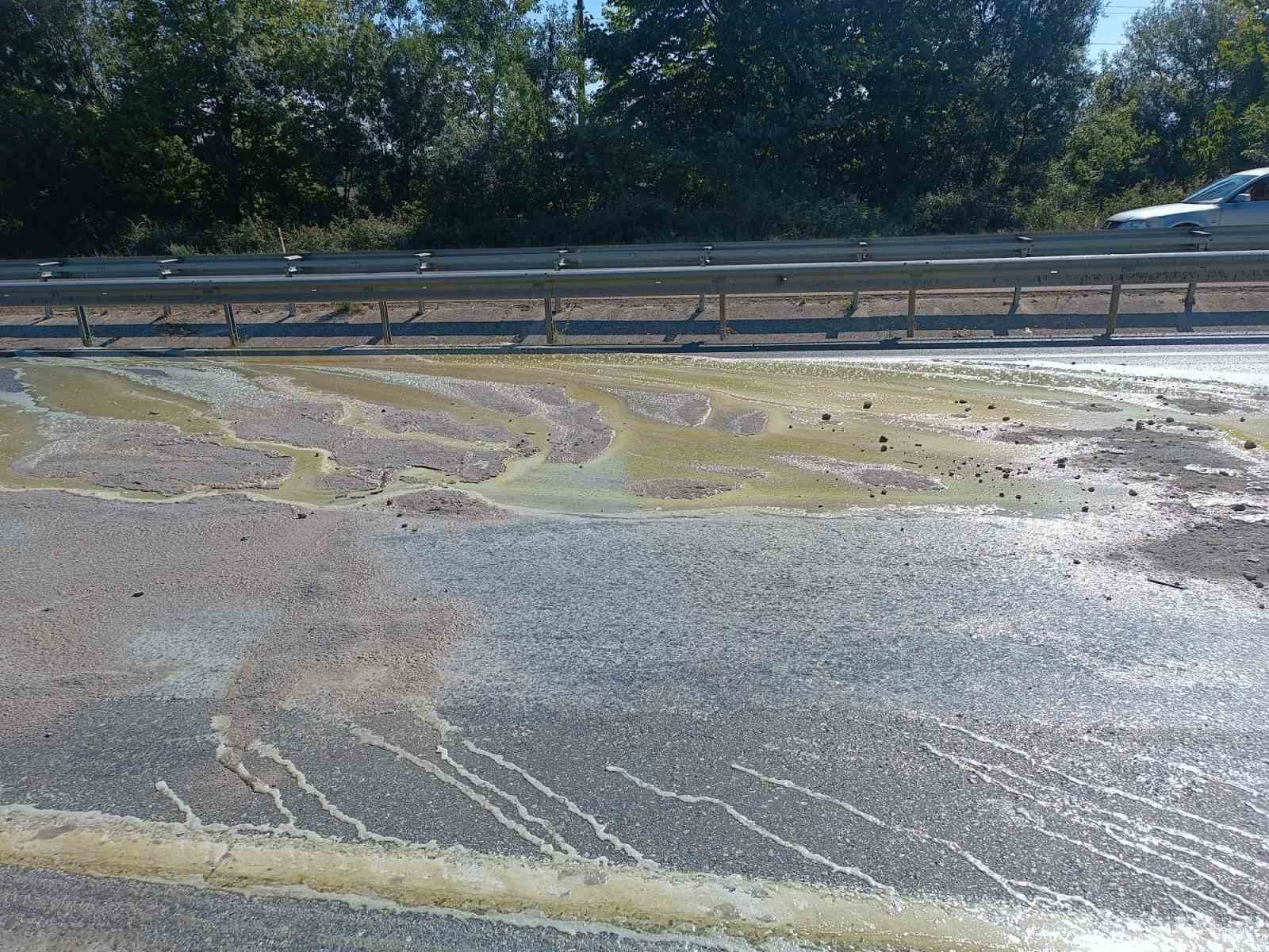 D-140’a dökülen asit paniğe yol açtı: Yol trafiğe kapatıldı, bölgeye AFAD ekipleri sevk edildi
