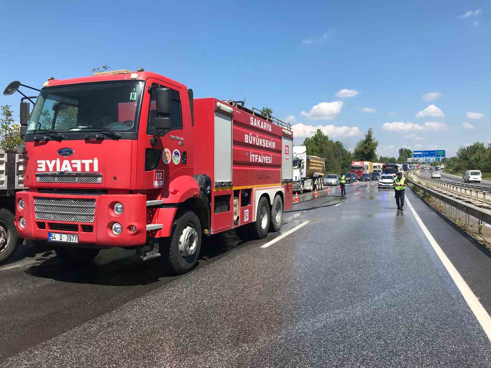 D-140’a dökülen asit paniğe yol açtı: Yol trafiğe kapatıldı, bölgeye AFAD ekipleri sevk edildi
