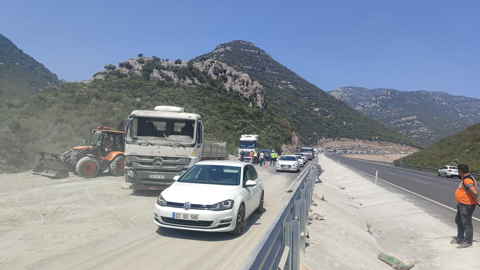 Burdur-Antalya karayolunda tır devrildi, yol trafiğe kapandı
