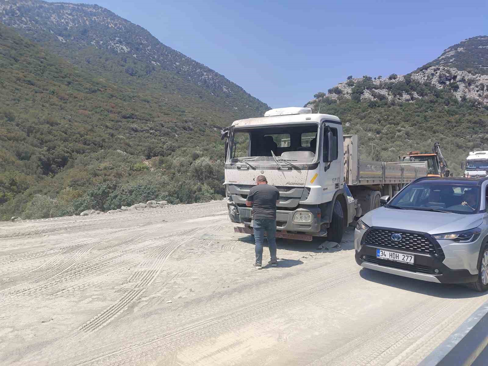 Burdur-Antalya karayolunda tır devrildi, yol trafiğe kapandı
