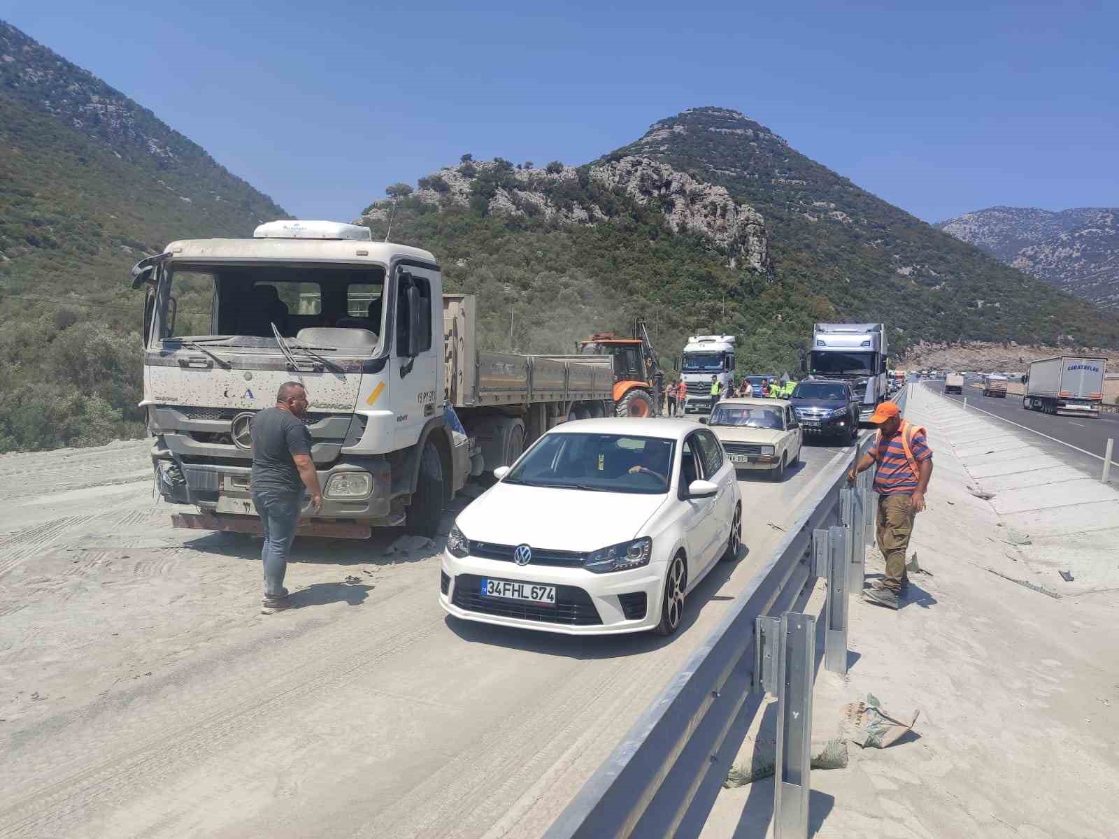 Burdur-Antalya karayolunda tır devrildi, yol trafiğe kapandı
