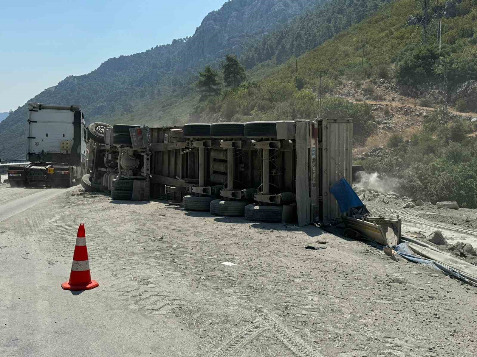 Burdur-Antalya karayolunda tır devrildi, yol trafiğe kapandı
