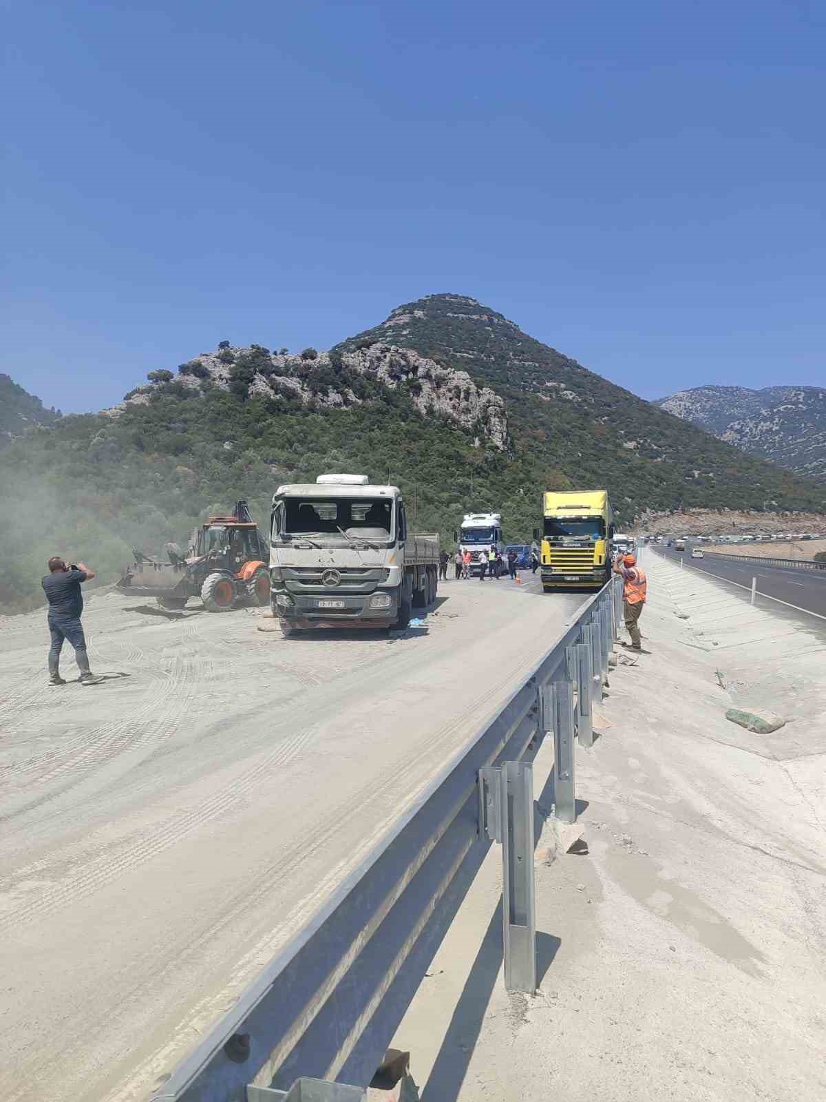 Burdur-Antalya karayolunda tır devrildi, yol trafiğe kapandı
