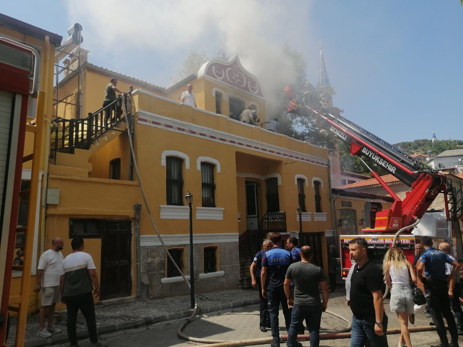 Denizli’de fırının bacasında çıkan yangın tarihi konağa sıçradı
