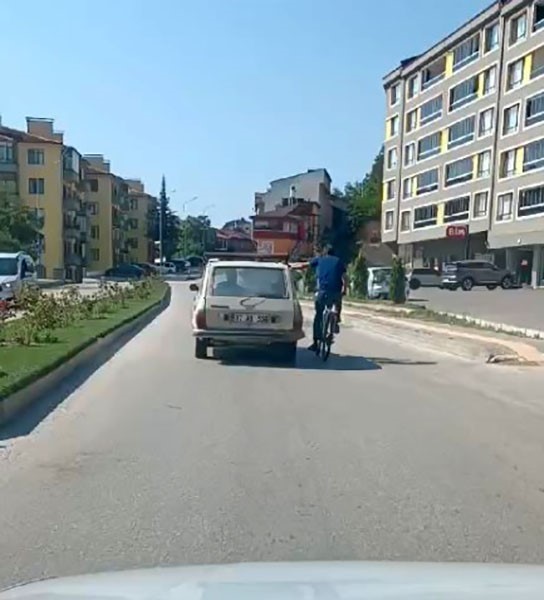 Kastamonu’da bisiklet sürücüsünün tehlikeli yolculuğu kamerada
