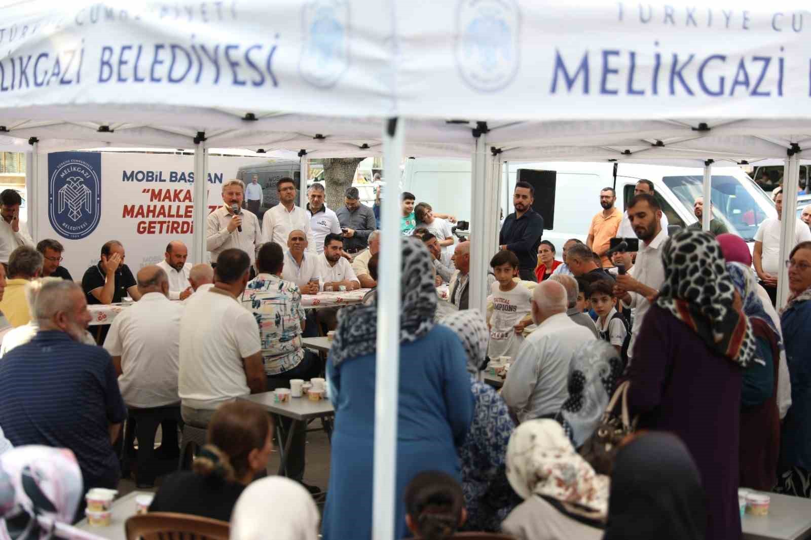 ’Mobil başkan’ Aydınlıkevler’e yeni proje müjdeleriyle gitti
