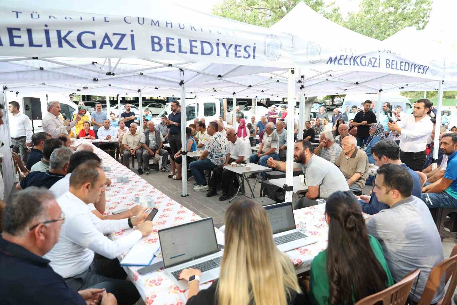 ’Mobil başkan’ Aydınlıkevler’e yeni proje müjdeleriyle gitti
