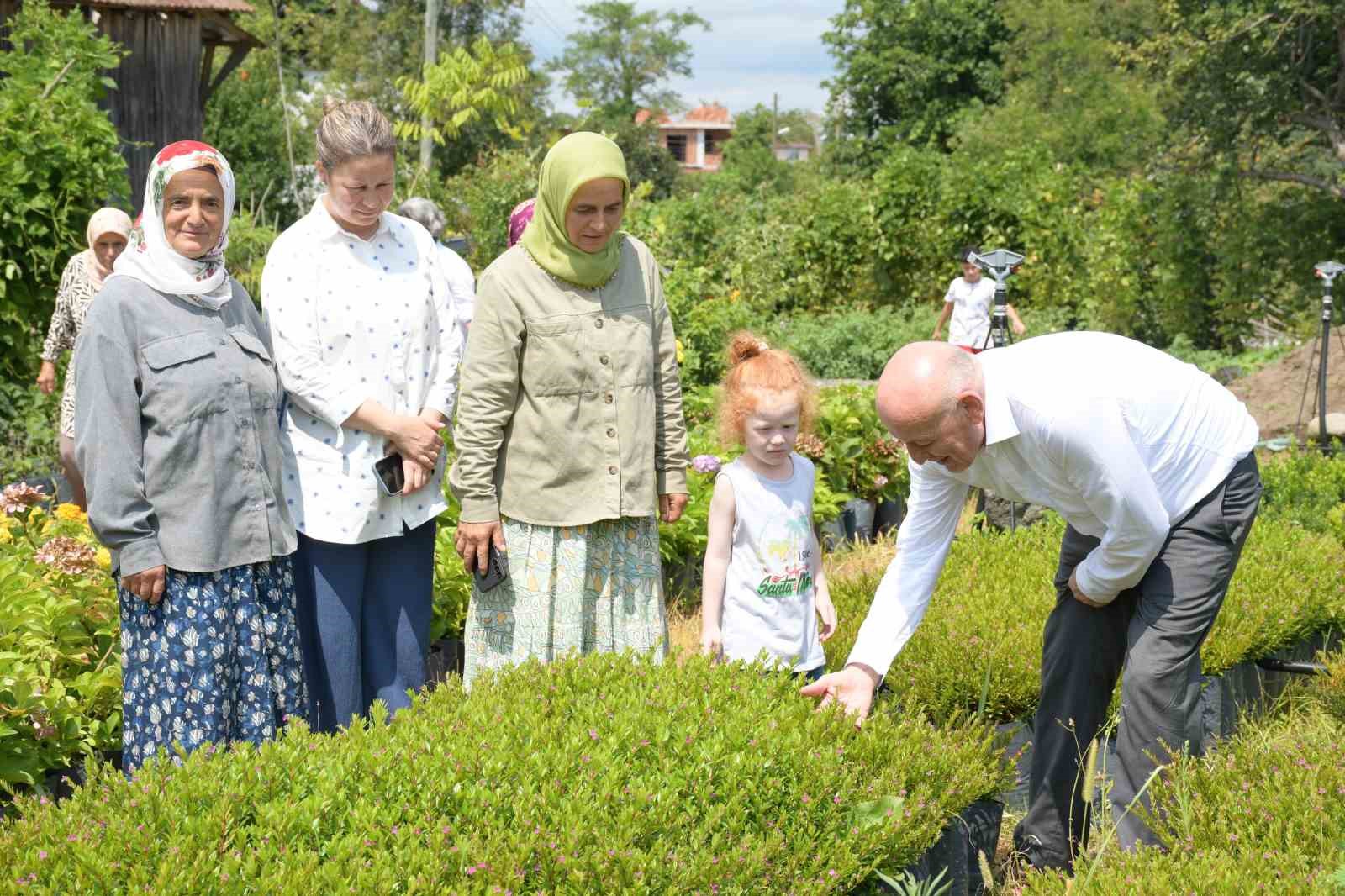 Aynı evde yaşayan 7 kız kardeş yüzlerce çeşit süs bitkisi yetiştiriyor
