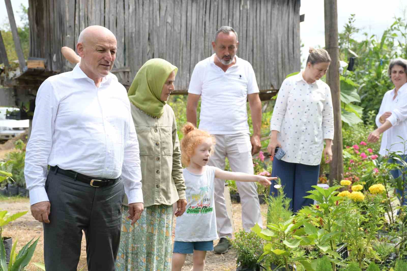 Aynı evde yaşayan 7 kız kardeş yüzlerce çeşit süs bitkisi yetiştiriyor
