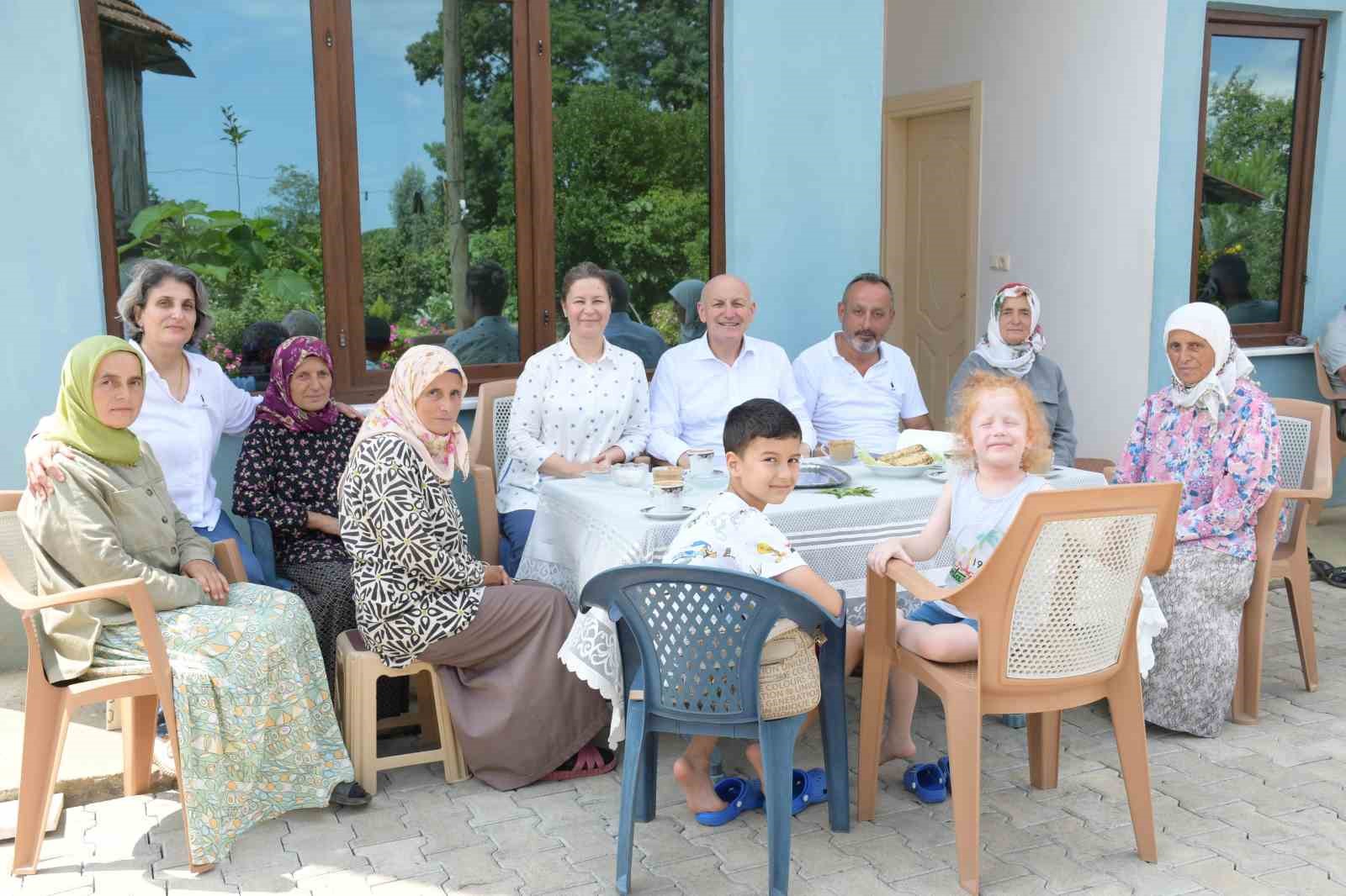 Aynı evde yaşayan 7 kız kardeş yüzlerce çeşit süs bitkisi yetiştiriyor
