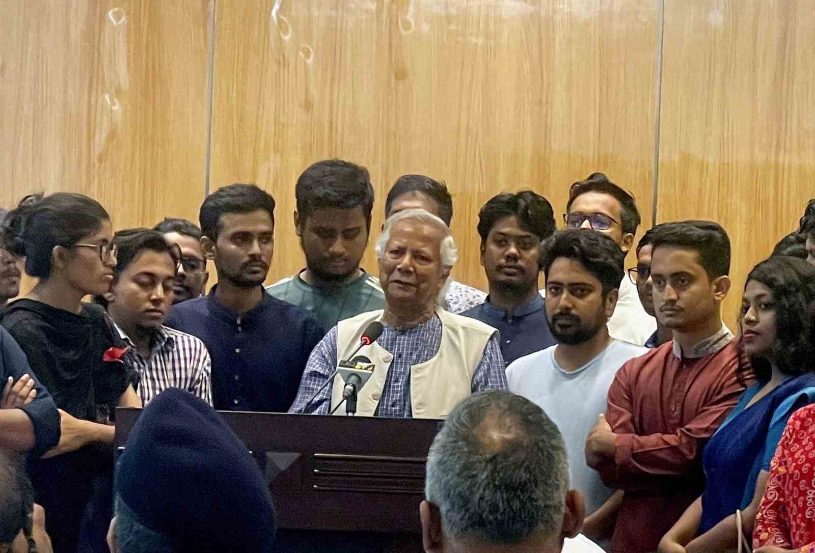 Nobel Ödüllü Muhammed Yunus, geçici hükümete liderlik için Bangladeş’e geldi
