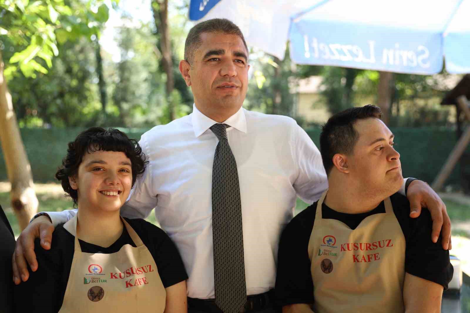 Vali Aslan Kusursuz Kafe’nin çalışanlarıyla bir araya geldi
