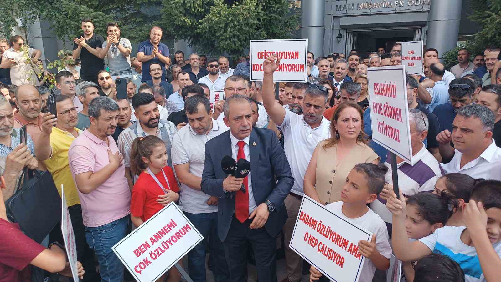 Gaziantep’te çalışma koşullarına sitem eden mali müşavirler ruhsat yaktı
