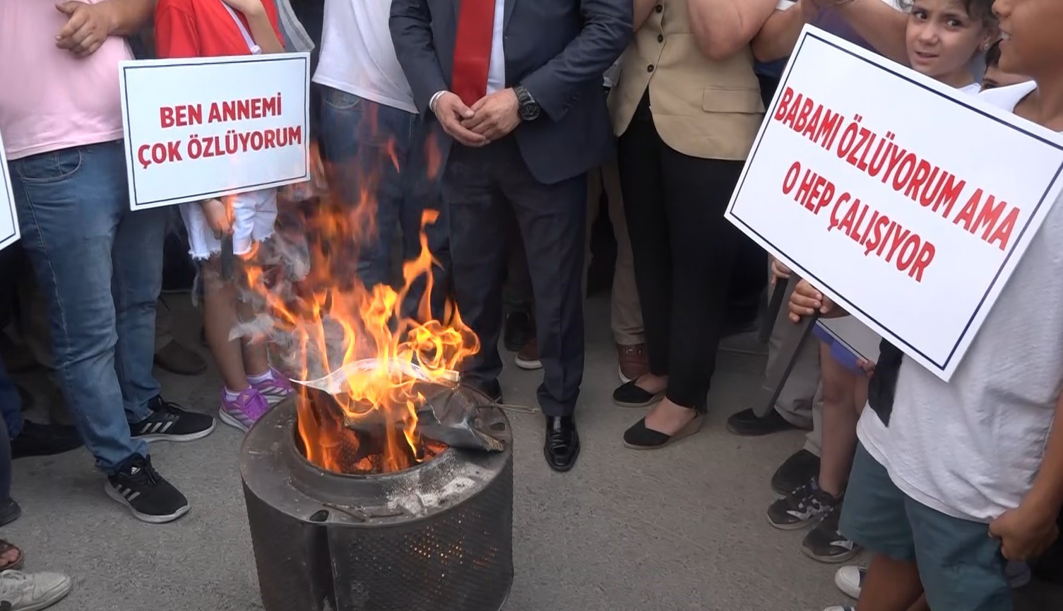 Gaziantep’te çalışma koşullarına sitem eden mali müşavirler ruhsat yaktı
