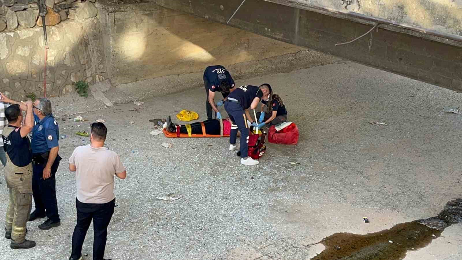 Yürüyüş yaparken dereye düşen kadın yaralandı
