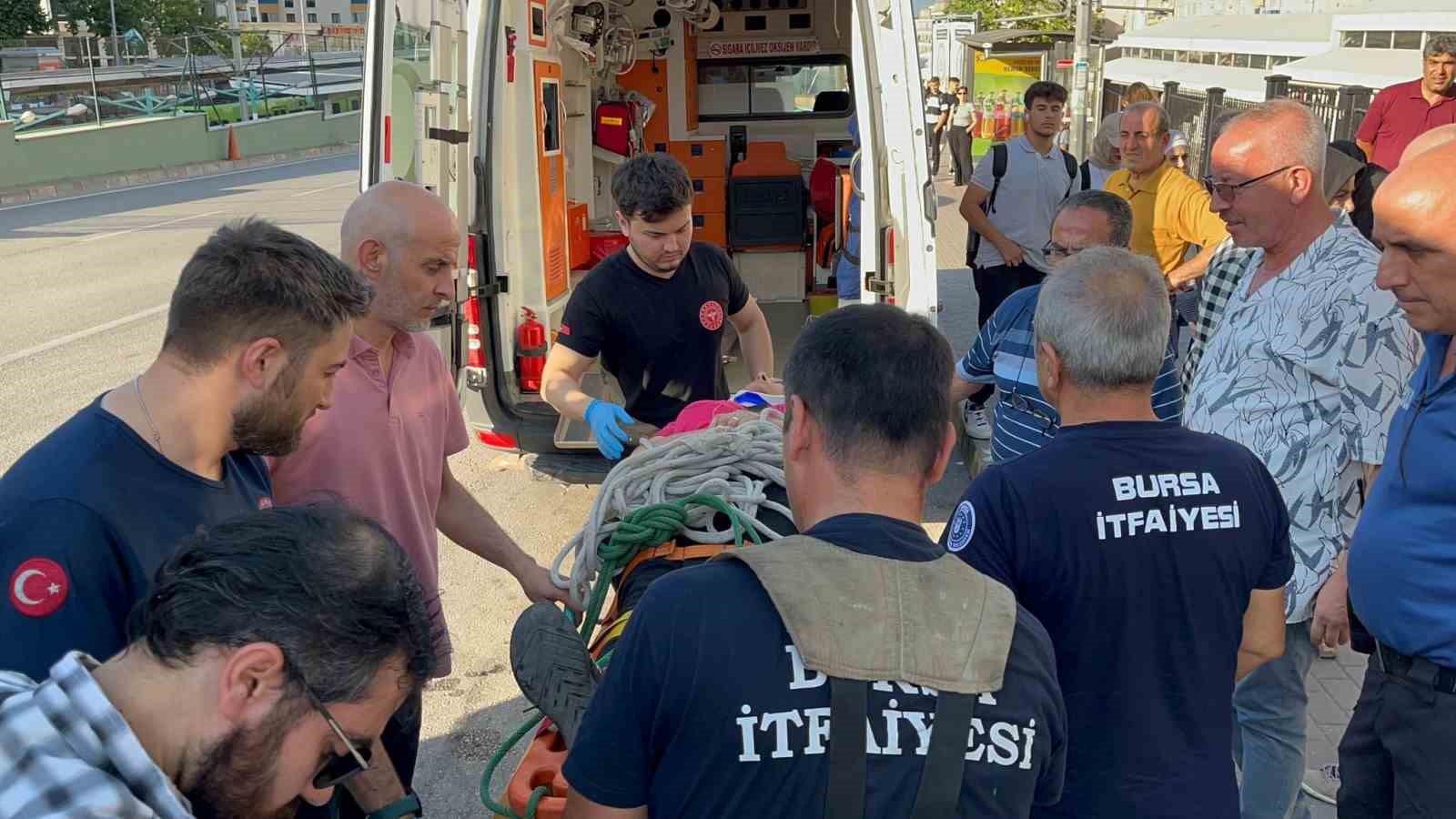 Yürüyüş yaparken dereye düşen kadın yaralandı
