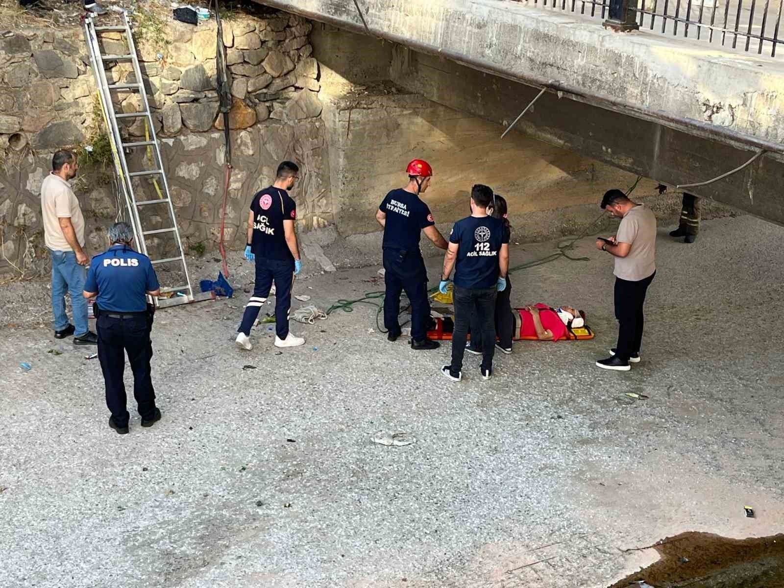 Yürüyüş yaparken dereye düşen kadın yaralandı
