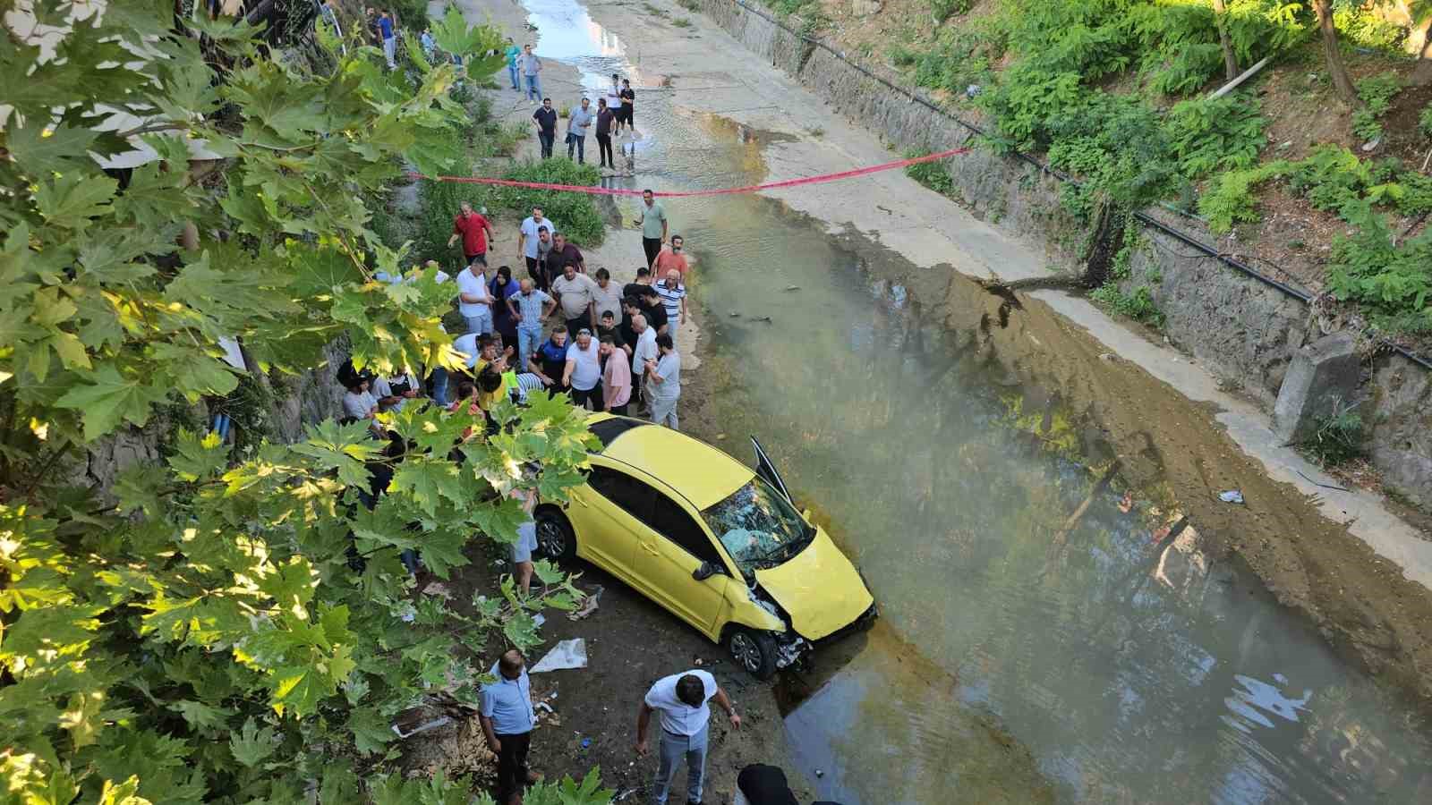 Kamyonun çarptığı ticari taksi yayaların arasına dalıp dereye uçtu: 1 ölü, 4 yaralı
