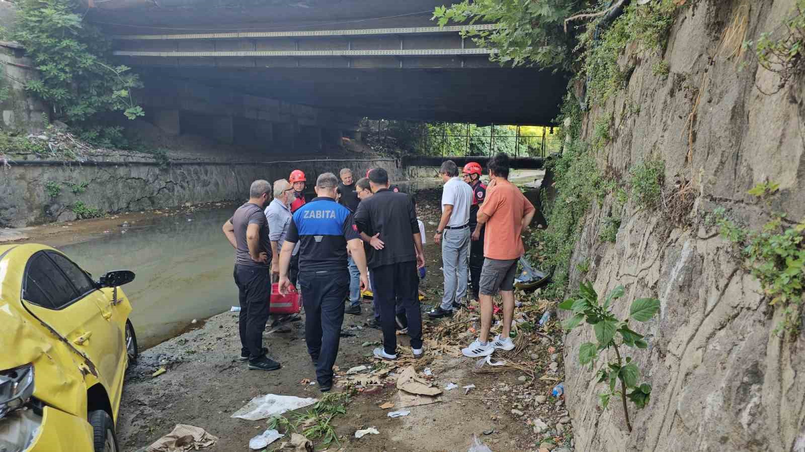 Kamyonun çarptığı ticari taksi yayaların arasına dalıp dereye uçtu: 1 ölü, 4 yaralı
