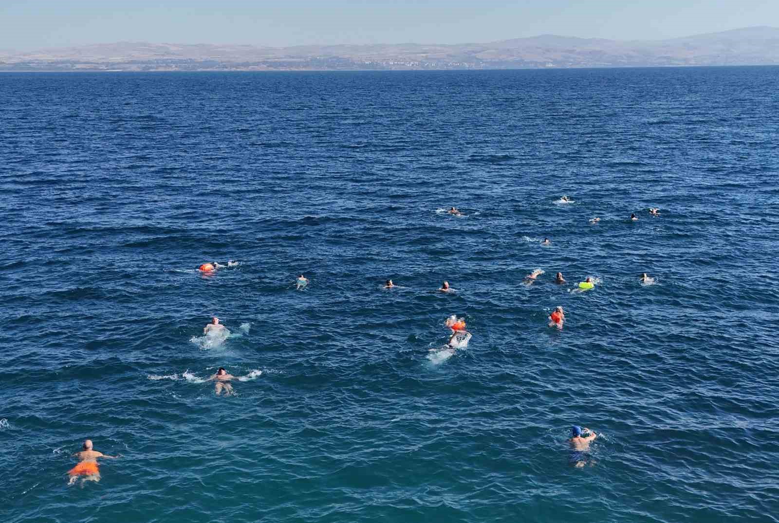 Van Gölü’nde en uzun mesafeli yüzme maratonu düzenlendi
