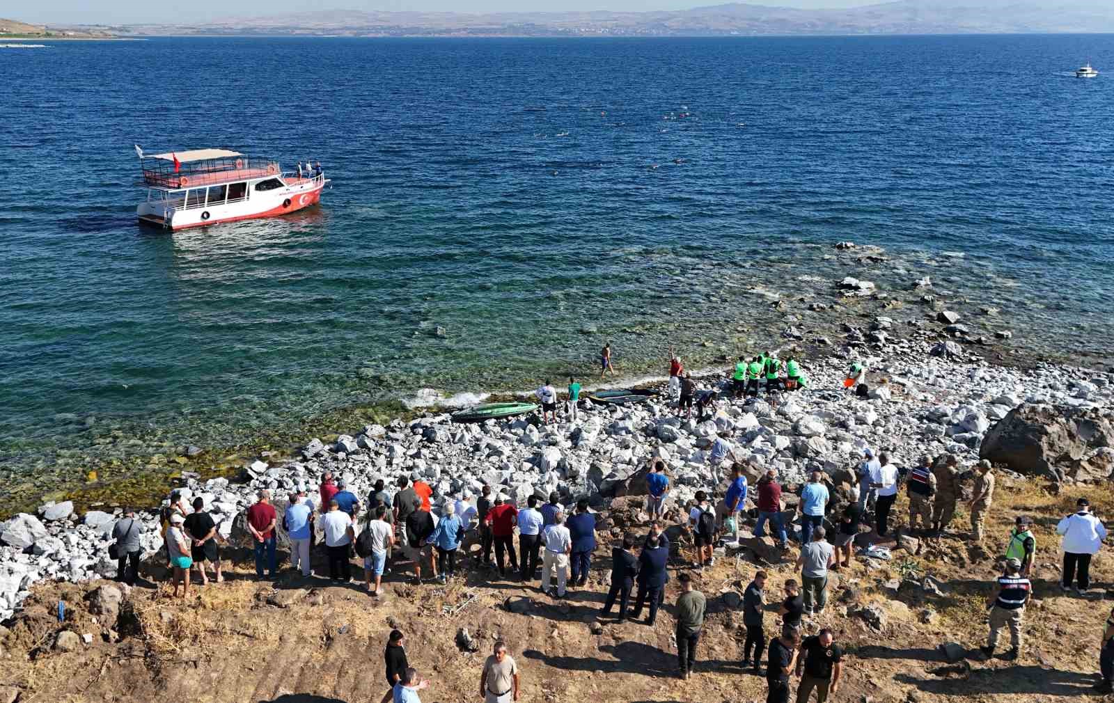 Van Gölü’nde en uzun mesafeli yüzme maratonu düzenlendi
