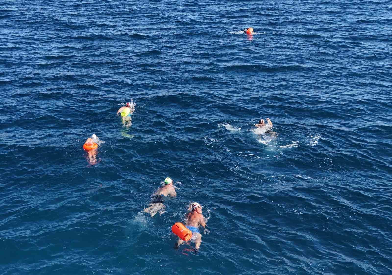 Van Gölü’nde en uzun mesafeli yüzme maratonu düzenlendi
