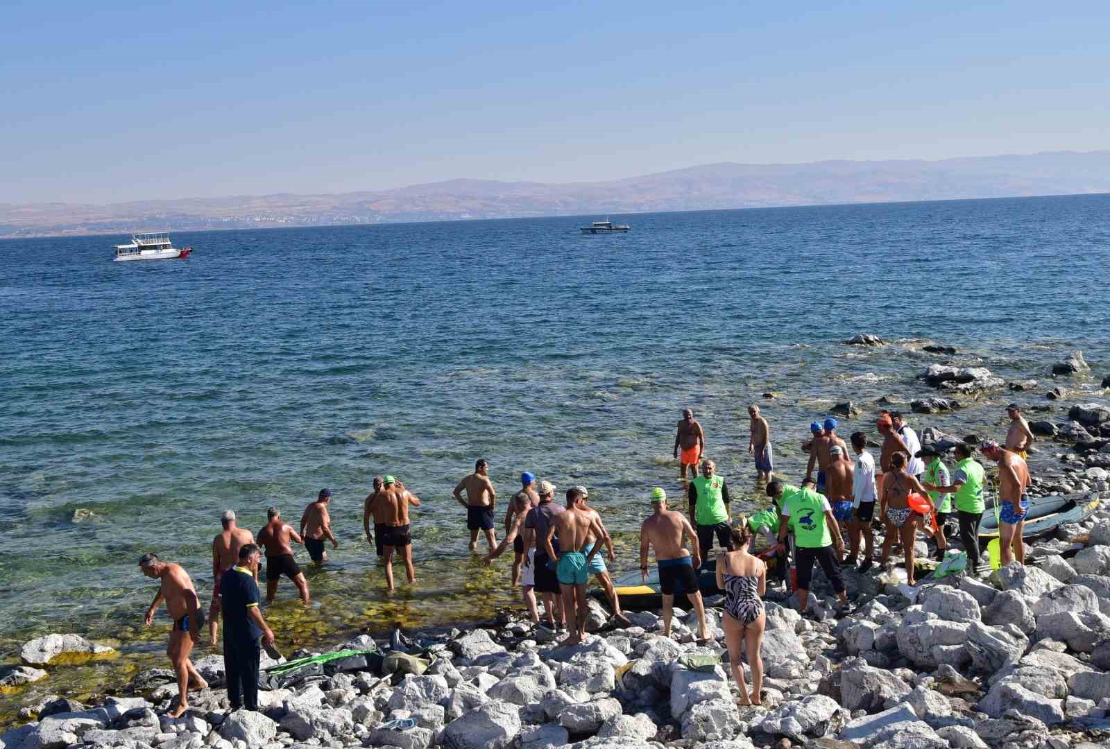 Van Gölü’nde en uzun mesafeli yüzme maratonu düzenlendi
