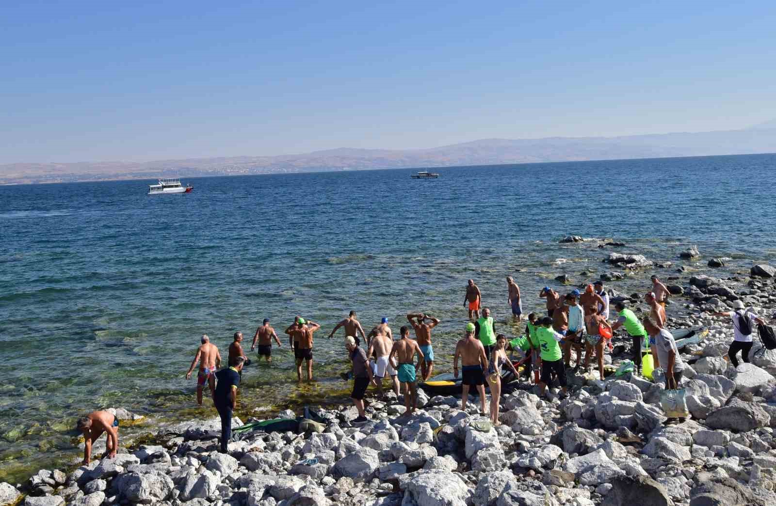 Van Gölü’nde en uzun mesafeli yüzme maratonu düzenlendi
