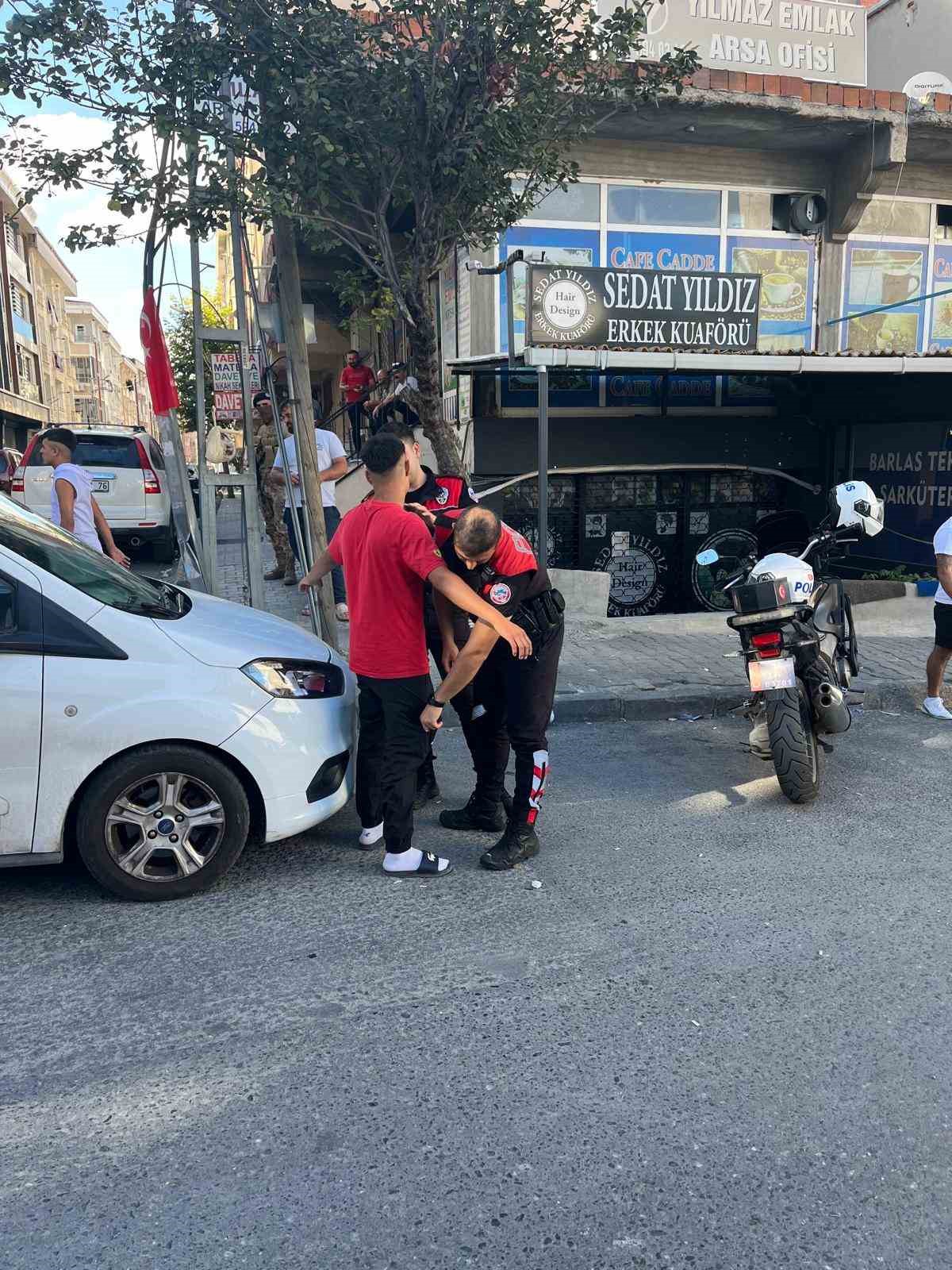 Esenyurt’ta uygulamada aracı polisin üstüne süren şahıslar kamerada
