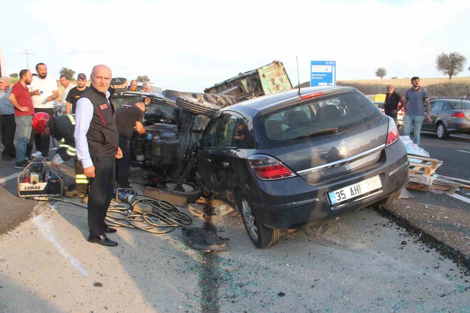 Otomobille çarpışan traktörün sürücüsü öldü
