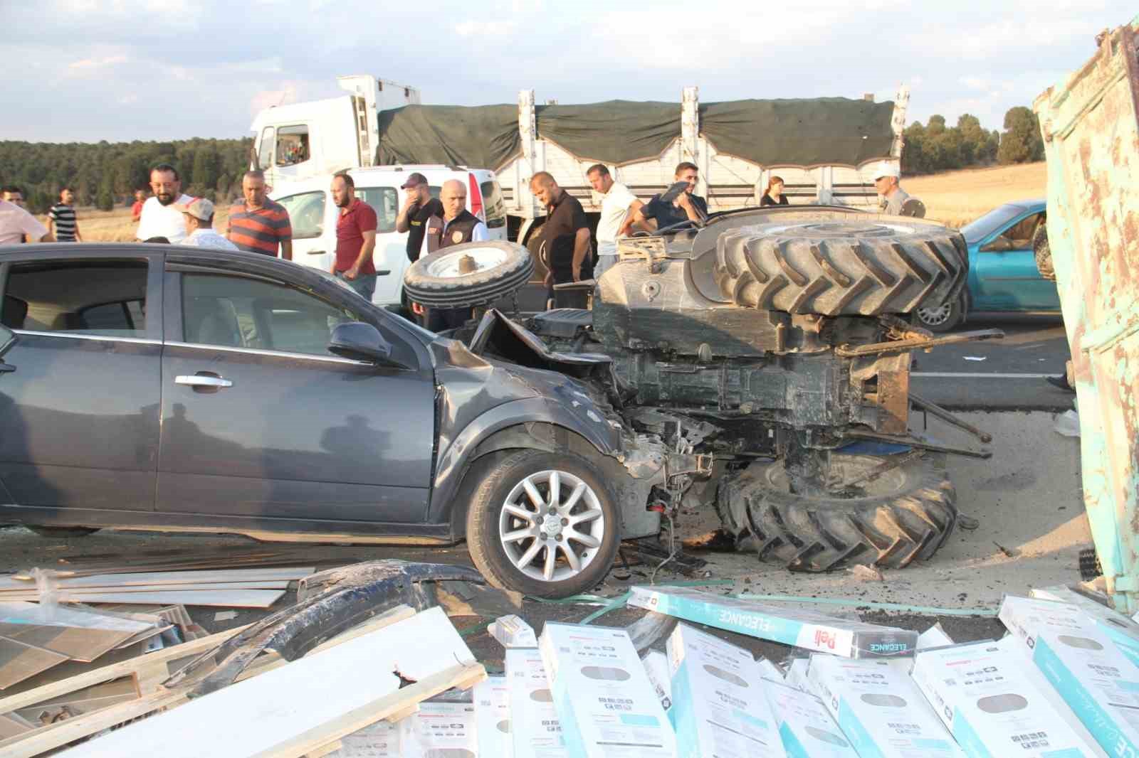 Otomobille çarpışan traktörün sürücüsü öldü
