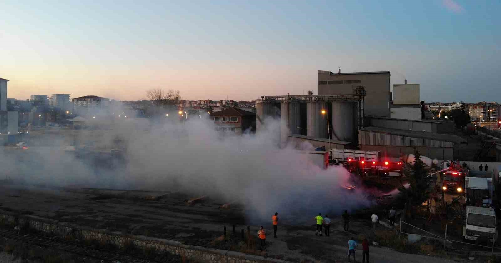 Edirne’de tren istasyonu şantiyesinde çıkan yangında dumanlar gökyüzünü kapladı
