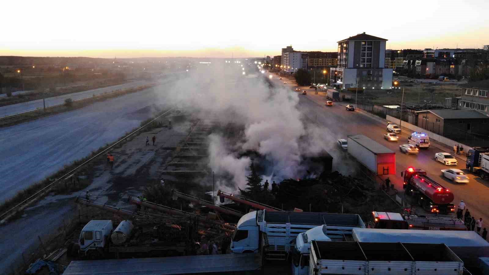 Edirne’de tren istasyonu şantiyesinde çıkan yangında dumanlar gökyüzünü kapladı
