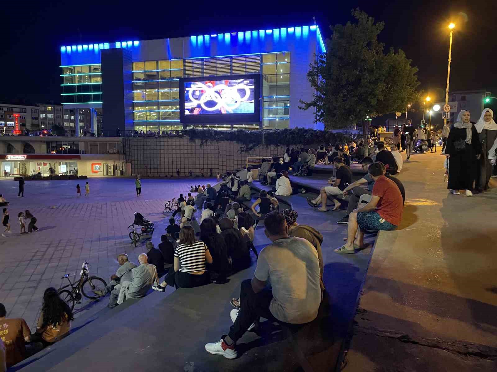 Türkiye-İtalya maçı Zeytinburnu 15 Temmuz Meydanı’nda canlı yayınlandı
