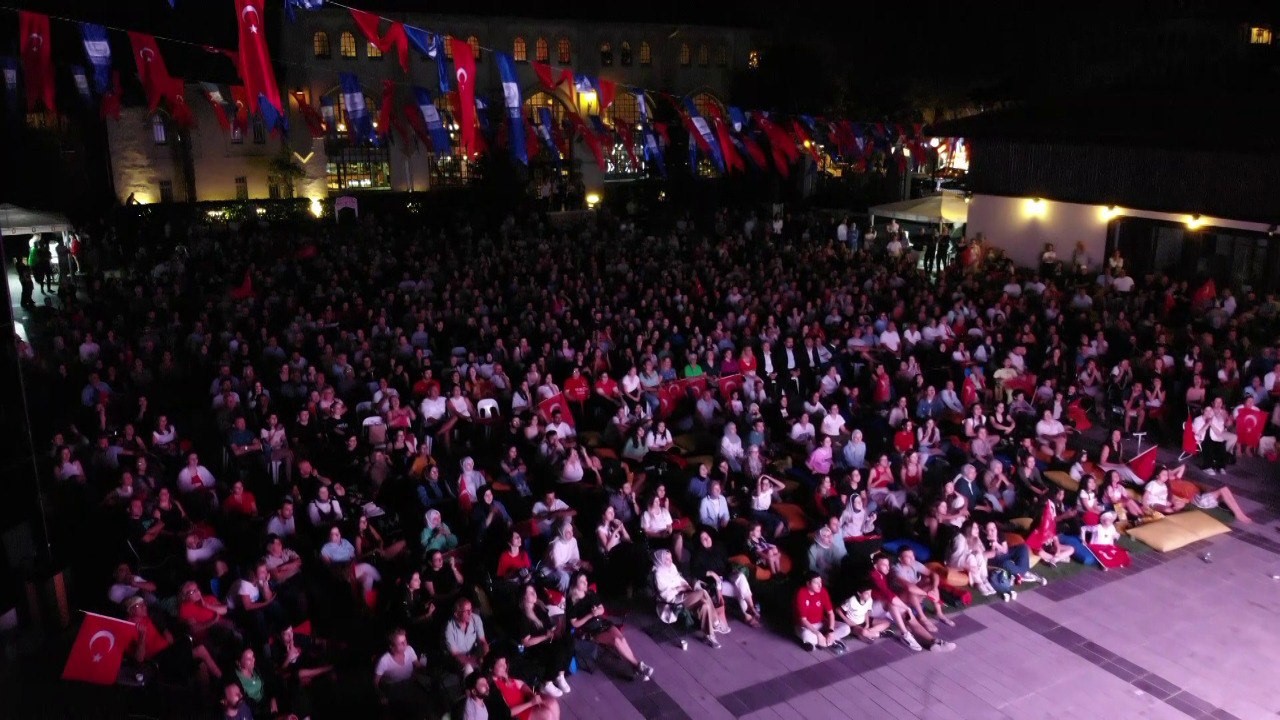 Üsküdar’da A Milli Voleybol yarı final maçının heyecanı dev ekranda yaşandı
