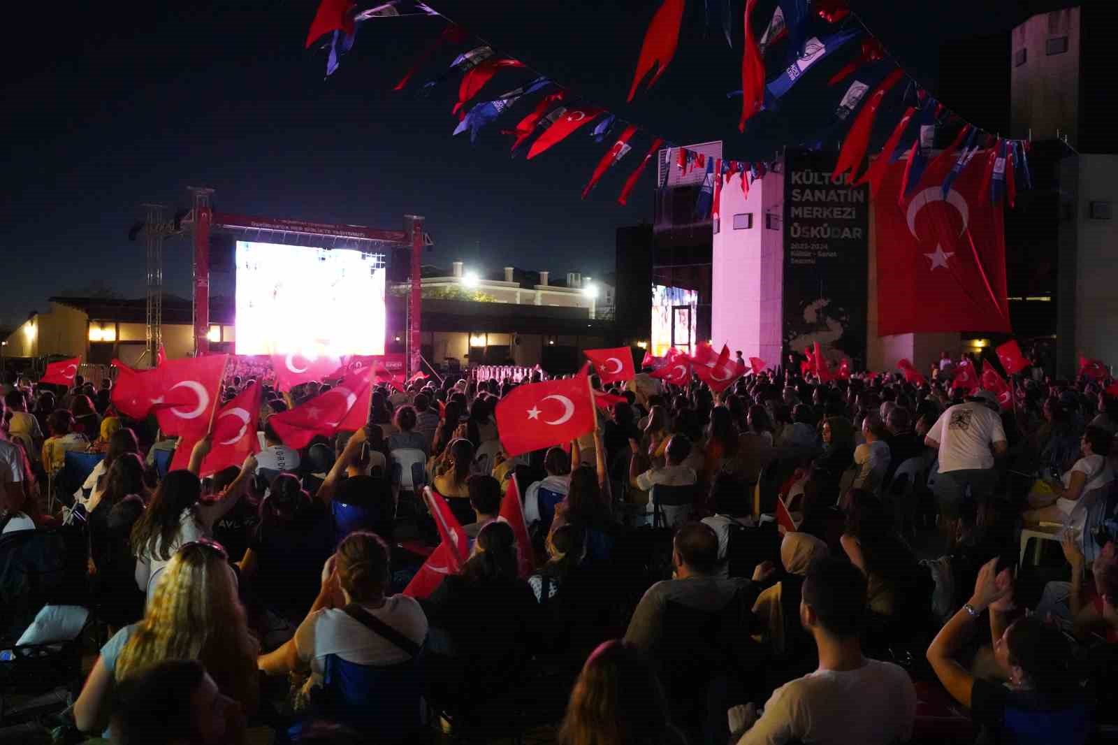 Üsküdar’da A Milli Voleybol yarı final maçının heyecanı dev ekranda yaşandı
